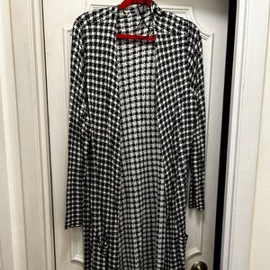 Women’s black and white open cardigan with 2 pockets. Lightweight.